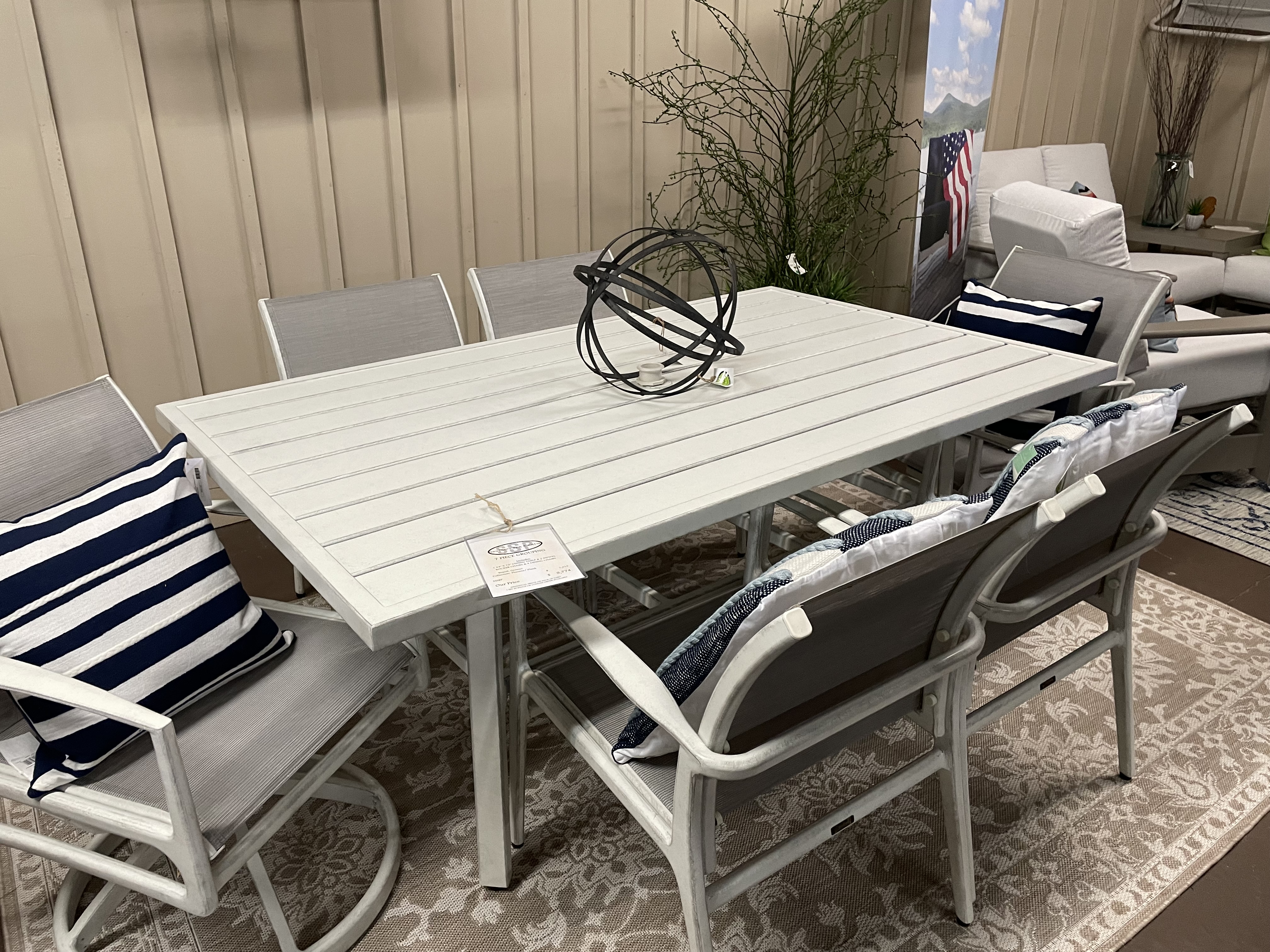 Phoenix/ Plank Dining Set